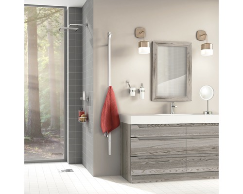 Helles Badezimmer mit Dusche, Waschbeckenunterschrank, Spiegel und Handtuchhalter