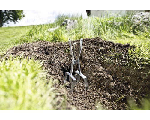 Mausfalle im Erdloch im Garten