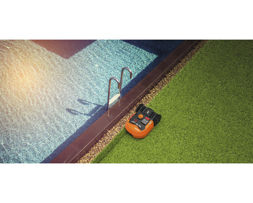 Rasenroboter neben Pool auf Rasen