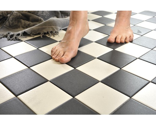 Verlegung aus Bodenfliesen in Schachbrettmuster mit Fuß