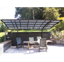 Terrasse mit Überdachung, Tisch und Stühlen im Garten