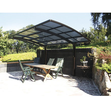 Terrasse mit Terrassenüberdachung, Gartentisch und Stühlen.