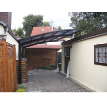 Carport aus Metall und Kunststoff im Hof