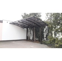 Carport mit Polycarbonatdach und Stützpfosten