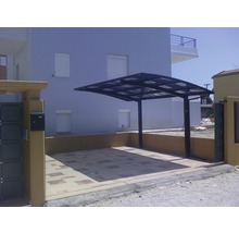 Carport aus Metall vor einem Haus