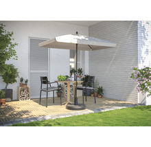 Terrassenszene mit Sonnenschirm, Gartentisch und Stühlen auf Holzboden