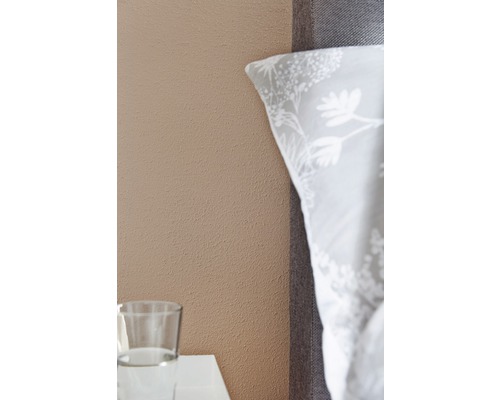 Nahaufnahme eines Schlafzimmers mit gestrichener Wand, Nachttisch und Kopfkissen