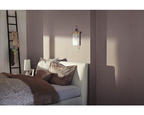 Helles Schlafzimmer mit Bett, Leiter und Dekorationsgegenständen.