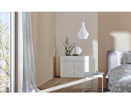 Helles Schlafzimmer mit Kommode, Pendelleuchte und Bett