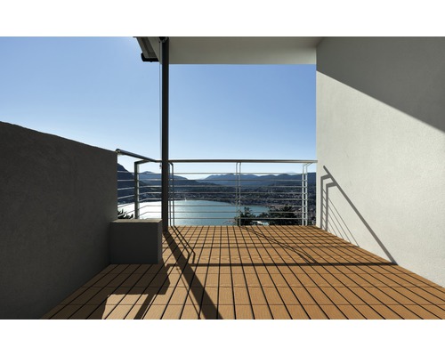 Balkon mit Holzboden und Geländer mit Seeblick