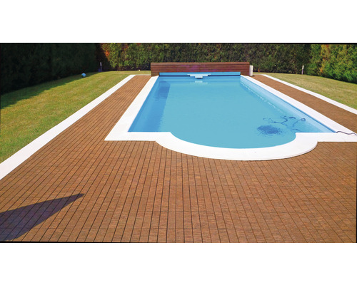 Schwimmbad mit Holzfliesen-Terrasse im Garten