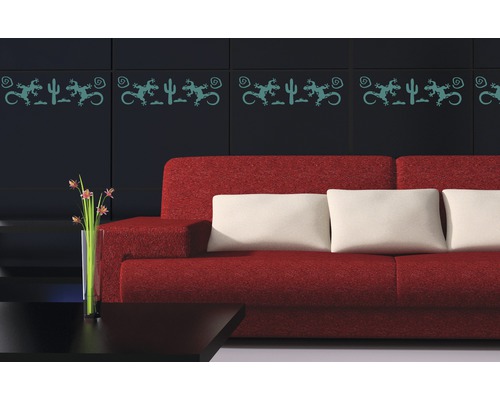 Wohnzimmer mit rotem Sofa und Wandbordüre mit Wüstenelementen
