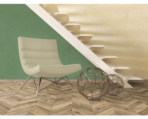Szene mit Sessel, Metallkugeln und Treppe