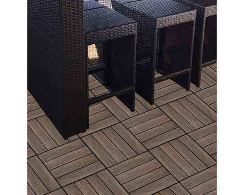 Terrassendielen aus Holzverbundstoff mit Rattanmöbeln