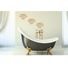 Badezimmer mit freistehender Badewanne, goldenen Füßen und Wanddekoration