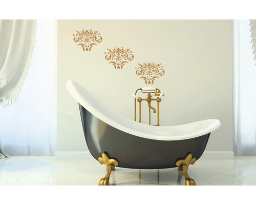 Badezimmer mit freistehender Badewanne, goldenen Füßen und Wanddekoration