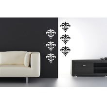 Dekoratives Wohnzimmer mit Sofa, Lowboard und Wandtattoos mit Lilienmuster