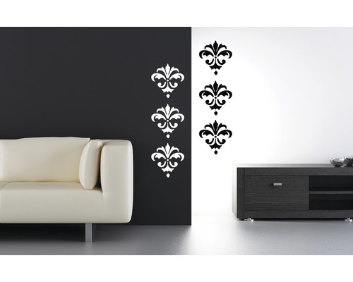 Dekoratives Wohnzimmer mit Sofa, Lowboard und Wandtattoos mit Lilienmuster
