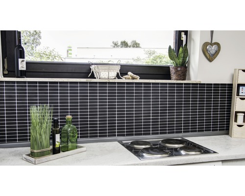 Küchenszene mit schwarzen Fliesen an der Wand