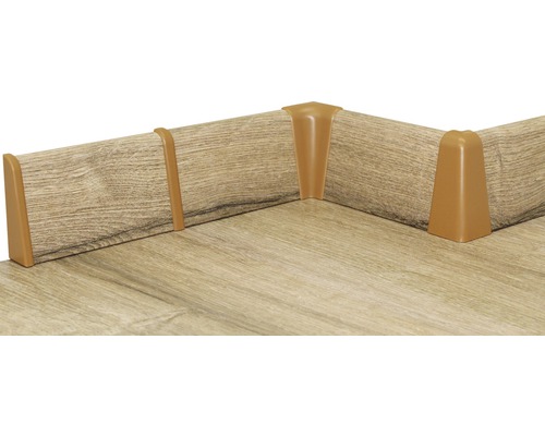 Sockelleisten mit passenden Innenecken und Abschlüssen an einer Holzwand