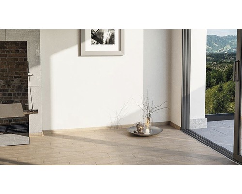 Heller Raum mit Fliesenboden, Kamin und Schiebetür zum Außenbereich