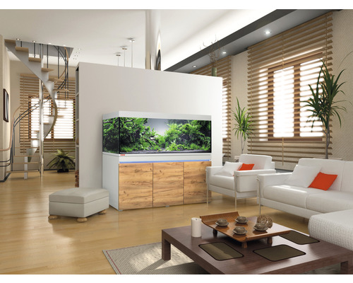 Wohnzimmer mit Aquarium auf Unterschrank, Sofa und Treppe