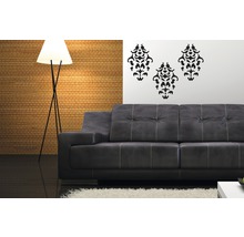 Wohnzimmer mit Sofa, Stehlampe und Wandtattoos