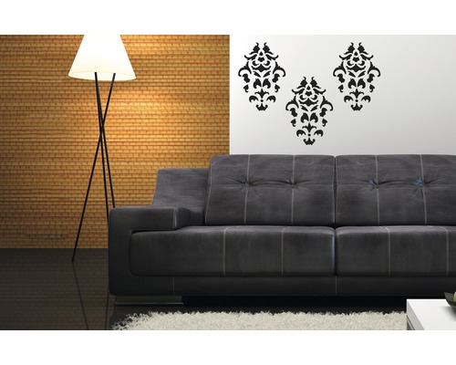 Wohnzimmer mit Sofa, Stehlampe und Wandtattoos