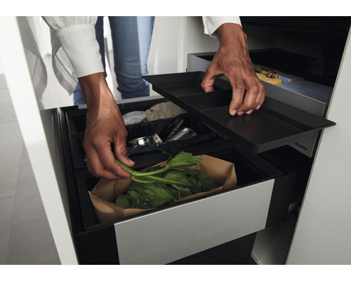 Mülltrennsystem im Auszugschrank mit Abfalleimer und Bioabfall