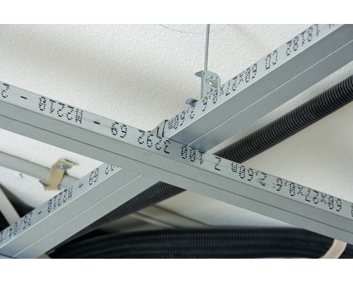 Deckenunterkonstruktion mit Metallprofilen und Befestigungselementen