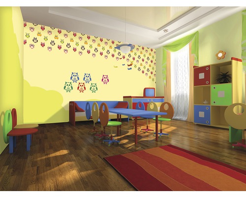 Kinderzimmer mit Möbeln und Wanddekoration mit Eulenmotiven.