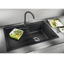 Schwarze Küchenspüle aus Granit mit Abtropffläche und Wasserhahn