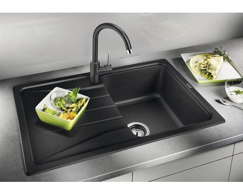 Schwarze Küchenspüle aus Granit mit Abtropffläche und Wasserhahn