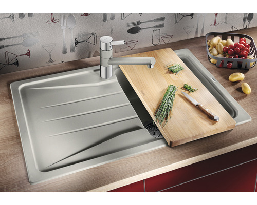 Küchenspüle mit Armatur und Holzschneidebrett