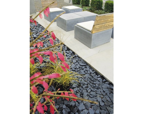 Gartenbereich mit Sitzgelegenheiten aus Beton und Schiefersteinen
