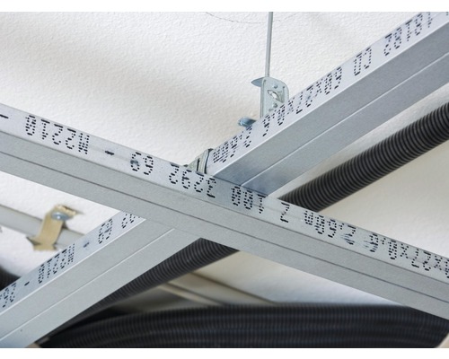 Deckenmontage mit Metallprofilen und Aufhängung