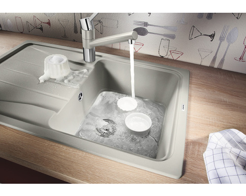 Spüle mit Wasserhahn auf einer Arbeitsplatte in der Küche