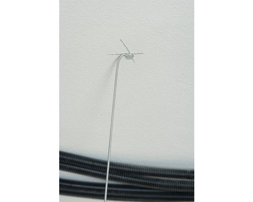 Deckenbefestigung mit Metalldübel und Drahtseil