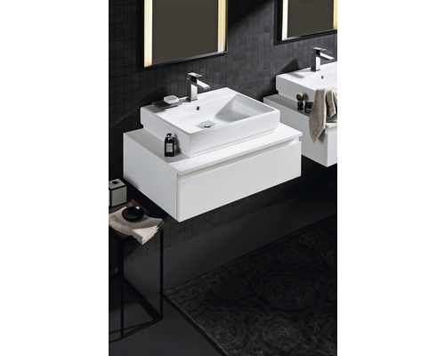 Badezimmer mit modernem Waschbecken, Unterschrank und Spiegel