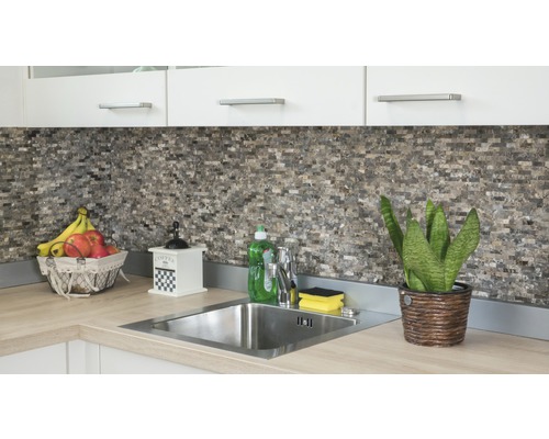 Küchenszene mit Spüle, Armatur, Mosaikfliesen und Dekorationen auf einer Arbeitsplatte