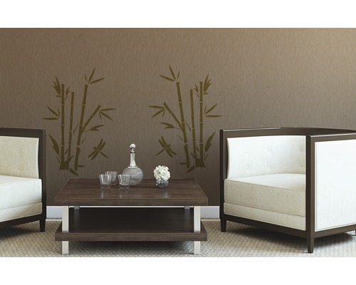 Wohnzimmer mit zwei Sesseln, Couchtisch, Karaffe, Gläsern, Blumen und Bambus Wandtattoo