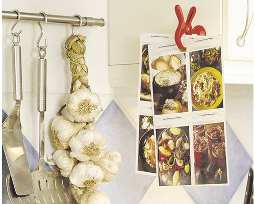 Küche mit Knoblauchzopf, Küchenutensilien und Rezepten