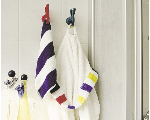 Badezimmer Szene mit Handtuchhaltern und Handtüchern