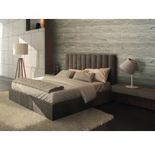 Schlafzimmer mit Bett, Nachttischlampe und Holzwandverkleidung
