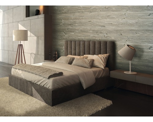 Schlafzimmer mit Bett, Nachttischlampe und Holzwandverkleidung