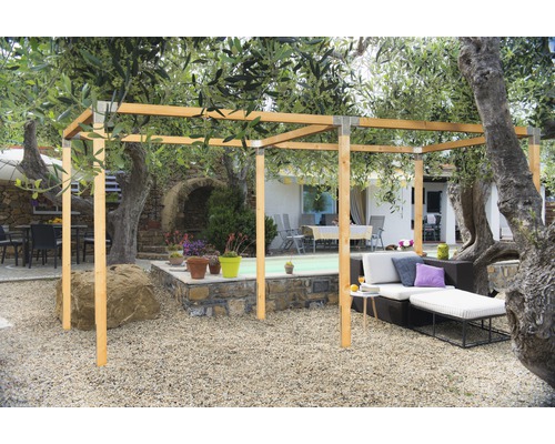 Holzpergola mit Verbindungselementen im Garten