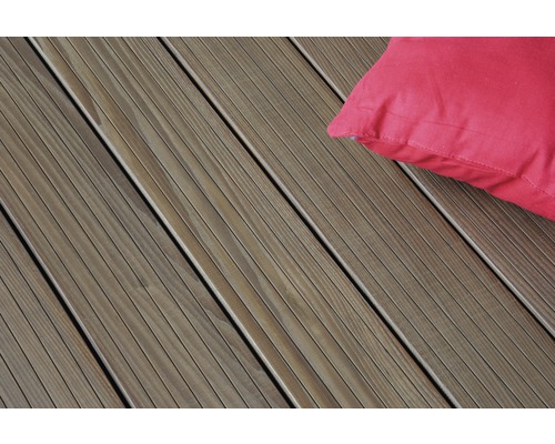 Terrassendielen aus Holz und Kissen