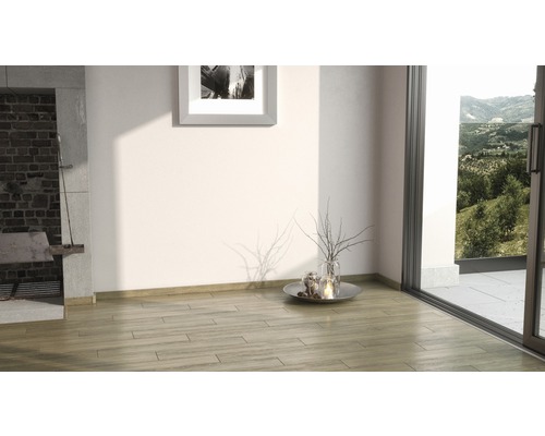 Heller Raum mit Holzboden, Kamin und Blick nach draußen