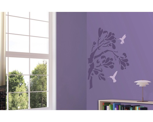 Wohnraum mit Wandtattoo Baum und Vögeln