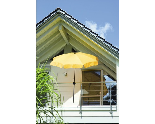 Hausfassade mit Balkon und Sonnenschirm